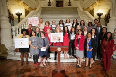 22 de octubre de 2019: La senadora Katie Muth se une a otros legisladores y activistas para recabar apoyo a la legislación sobre equidad menstrual en la Cámara y el Senado.