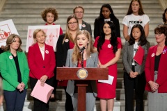22 de octubre de 2019: La senadora Katie Muth se une a otros legisladores y activistas para recabar apoyo a la legislación sobre equidad menstrual en la Cámara y el Senado.