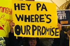 27 de marzo de 2019: La senadora Katie Muth se unió a cientos de estudiantes del Sistema Estatal de Educación Superior de Pensilvania, legisladores de la Cámara y el Senado, funcionarios de educación y defensores en una manifestación para impulsar la universidad gratuita a través de Pennsylvania Promise.