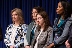 27 de abril de 2022 - En reconocimiento del Mes de Concienciación sobre el Asalto Sexual, Pa. Líder Demócrata de la Cámara Joanna McClinton y el estado Sen. Katie Muth renovaron su lucha hoy para ayudar a llevar la justicia y los recursos a los sobrevivientes de asalto sexual.