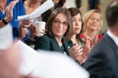 10 de abril de 2019: La senadora Katie Muth se une a sus colegas para presentar legislación para abolir el estatuto de limitaciones para una lista de delitos sexuales, independientemente de si la víctima era un niño o un adulto cuando ocurrió el crimen.