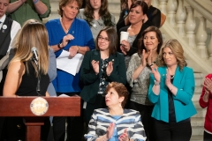 10 de abril de 2019: La senadora Katie Muth se une a sus colegas para presentar legislación para abolir el estatuto de limitaciones para una lista de delitos sexuales, independientemente de si la víctima era un niño o un adulto cuando ocurrió el crimen.