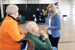 30 de noviembre de 2021: La senadora Katie Muth organiza la Exposición de Veteranos 2021 en el Greater Philadelphia Expo Center de Oaks.
